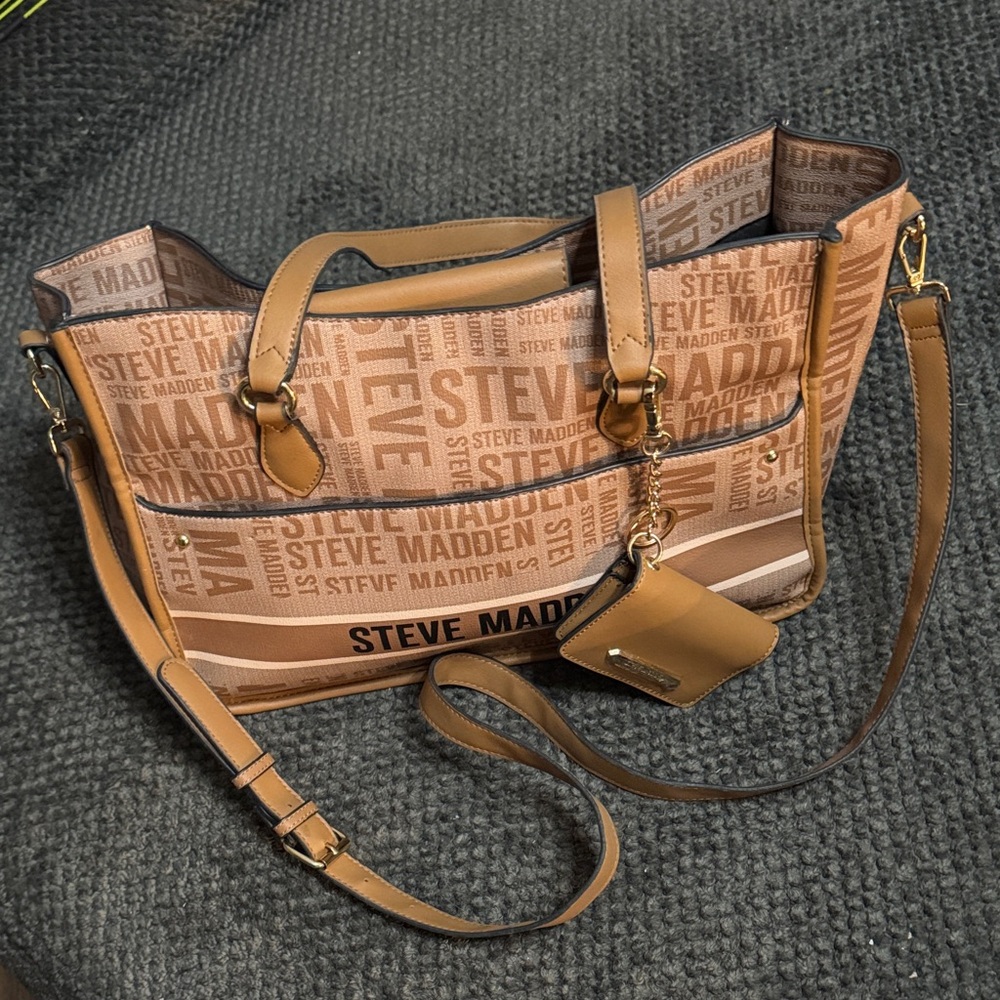 Steve Madden Tan and Brown Logo Briefcase/ carryon bag ( includes new wallet )! - Picture 9 of 14